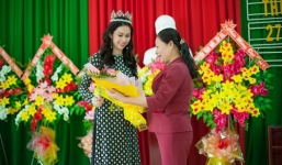 Hoa hậu đông Nam Á Triều Thu xúc động bên các Mẹ Việt Nam anh hùng